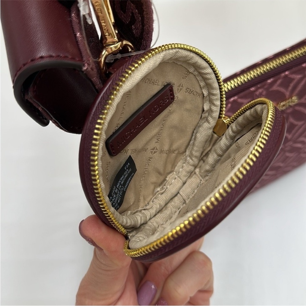 MICHAEL KORS Jet Set Travel Small Logo Jacquard
Crossbody With Tech Attach - Picture 8 of 16